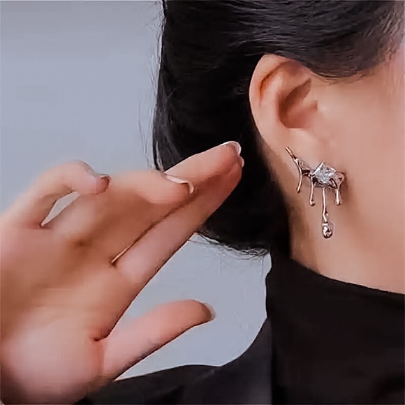 🔵𝟲𝟱%𝗢𝗙𝗙 𝗯𝘂𝗻𝗱𝗹𝗲𝘀 𝟯+🔵 NEW Oozing Rhinestone Contemporary Drop Earrings - Picture 4 of 17